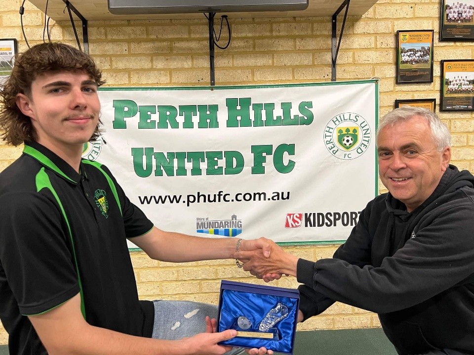 2022 Amateur Div2 Golden Boot Winner Owen Poynton recieved trophy from President Jim McCarthy